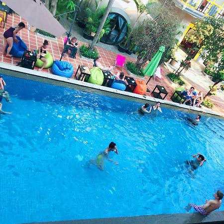 White Rabbit Hostel Siem Reap Esterno foto